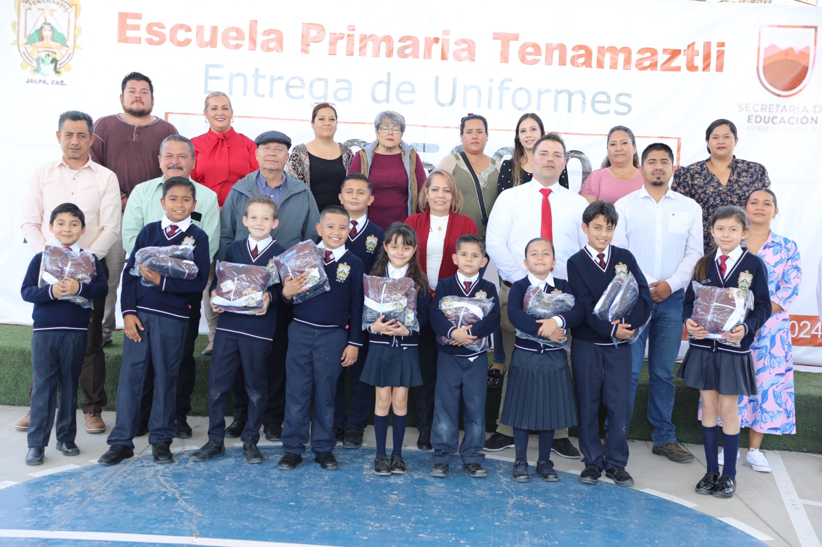 Inaugura aulas Gobierno de Zacatecas y entrega uniformes y material ...